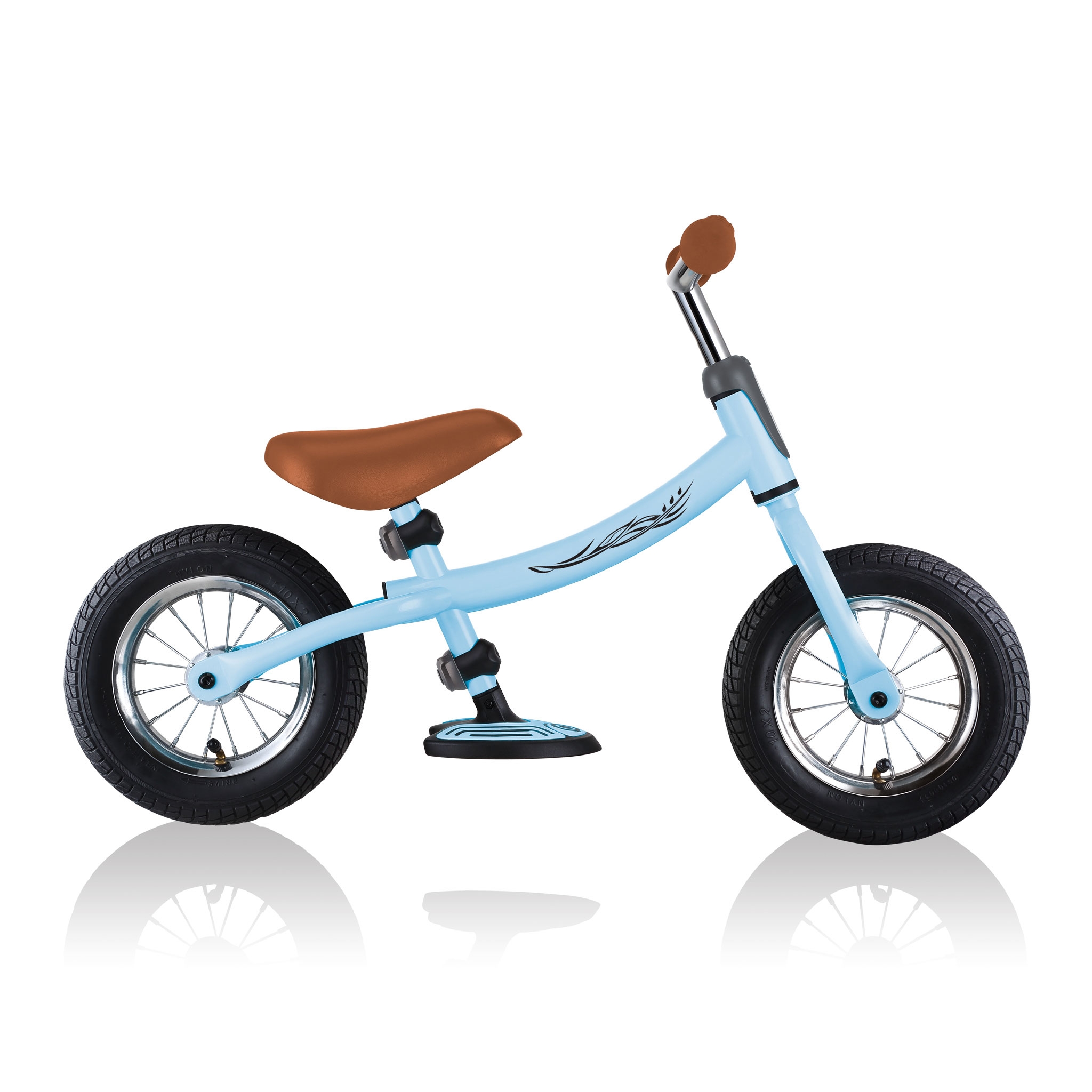 GO-BIKE-AIR-toddler-balance-bike-transform-bike-frame-from-low-frame-position-into-high-frame-position_pastel-blue 4