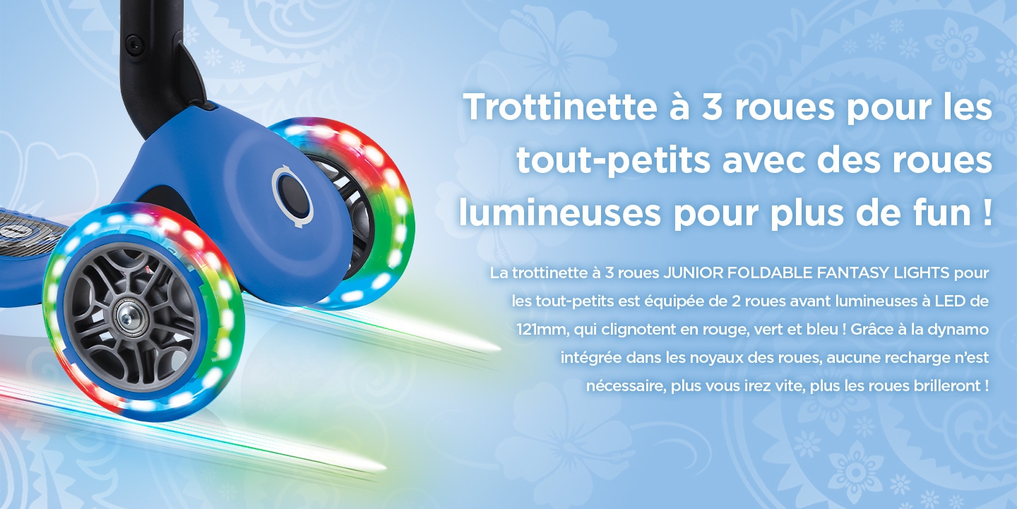 Trottinette à 3 roues pour les tout-petits avec des roues lumineuses pour plus de fun ! La trottinette à 3 roues JUNIOR FOLDABLE FANTASY LIGHTS pour les tout-petits est équipée de 2 roues avant lumineuses à LED de 121mm, qui clignotent en rouge, vert et bleu ! Grâce à la dynamo intégrée dans les noyaux des roues, aucune recharge n’est nécessaire, plus vous irez vite, plus les roues brilleront !