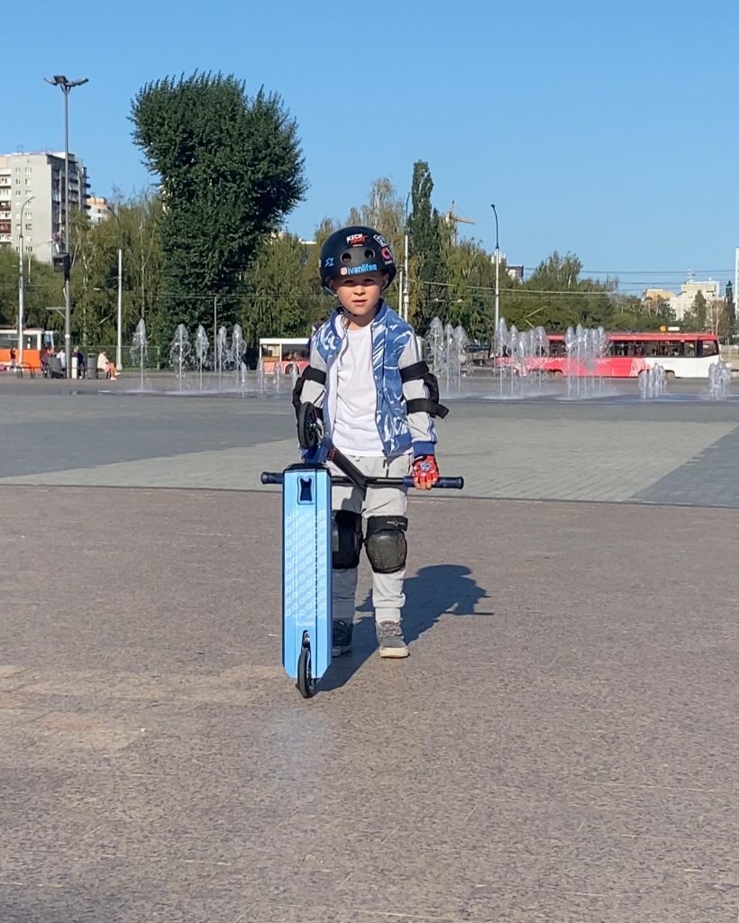 Kid with Globber GS 900 DELUXE stunt scooter