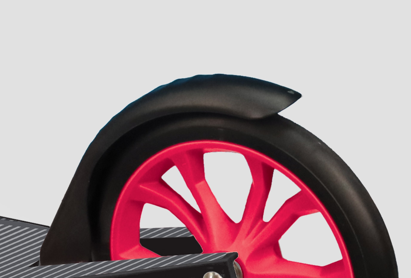 Patinete de ruedas grandes, seguro y duradero con una robusta plataforma de aluminio y freno trasero. 