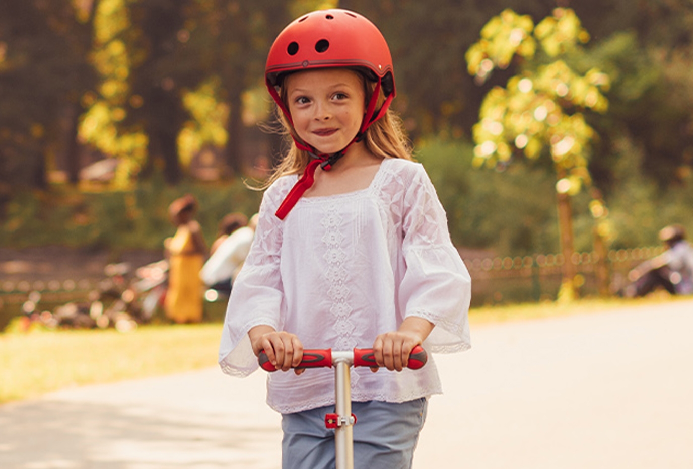 Plan rapproché d'une jeune fille entrain d'utiliser sa trottinette Globber PRIMO PLUS