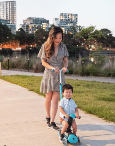 Mom-and-kid-on-Globber-GO-UP-DELUXE-scooter-with-seat
